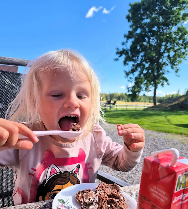 25EatingCake